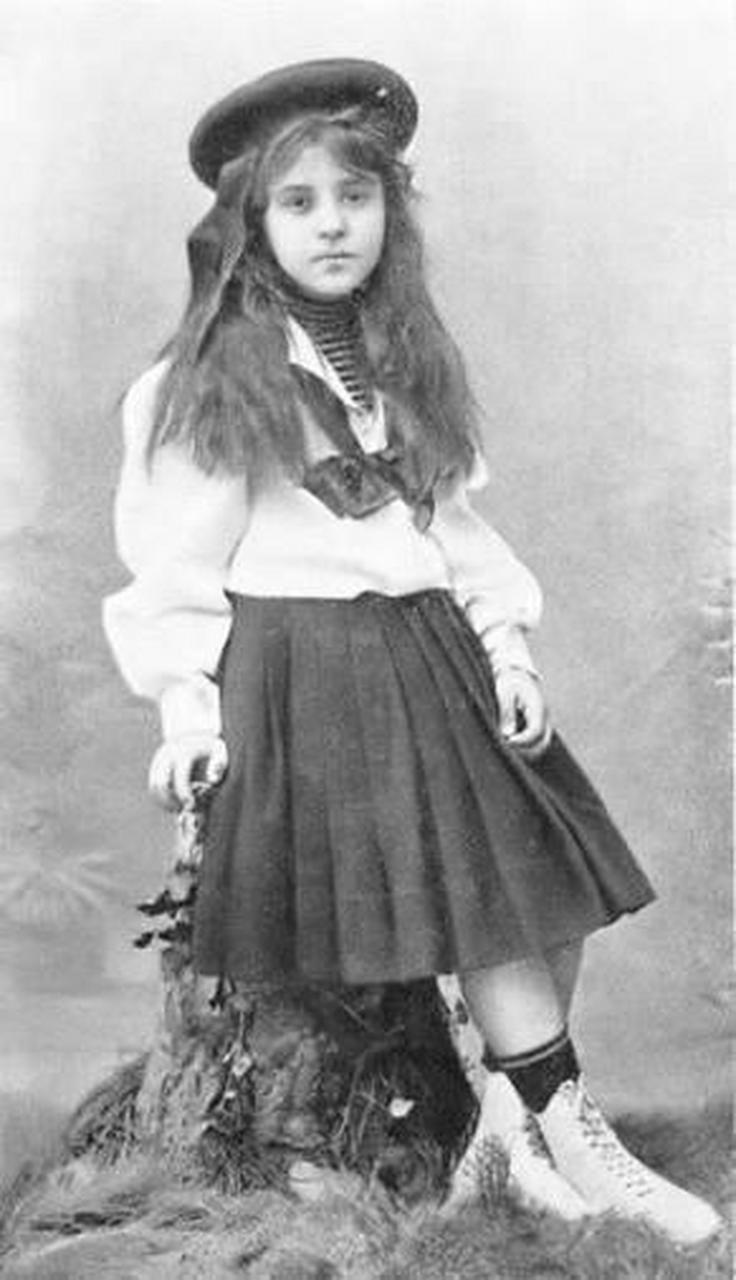 1910年代英国水手服  水手服本来只是单纯的海军军服,但在1864年的某