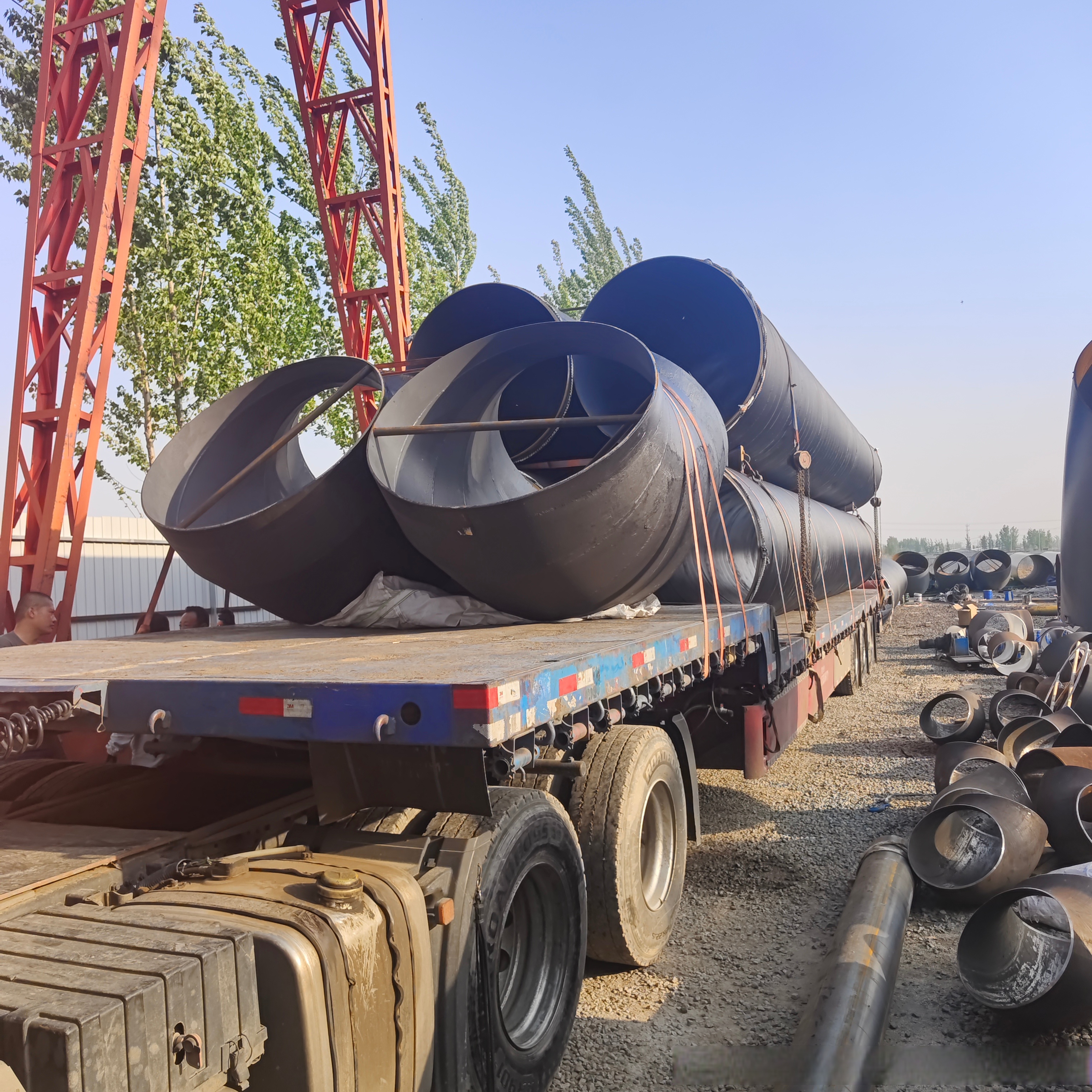 环氧煤沥青防腐钢管是一种广泛应用于埋地或水下钢质管道外壁防腐的