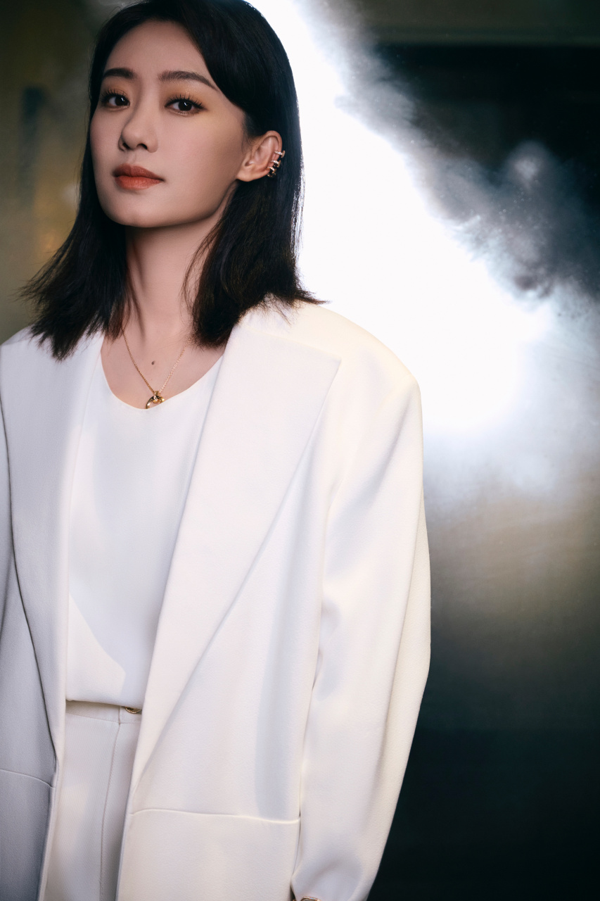 演员@张小斐 随#电视剧好事成双# 剧组一起出席2023腾讯视频影视年度