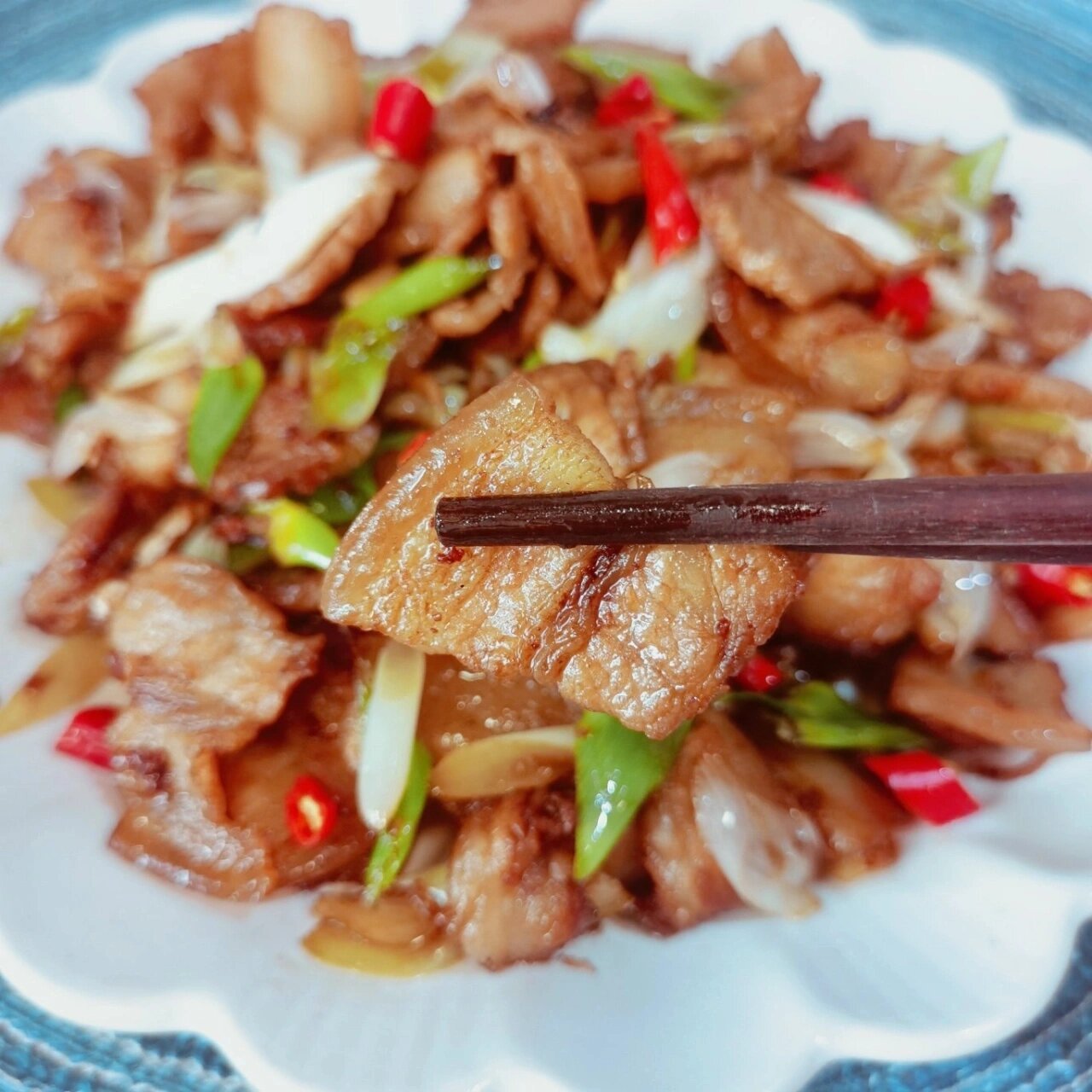 葱爆五花肉太好吃了,五花肉肥瘦相间干香不柴,超级下饭的,而且一狄膊