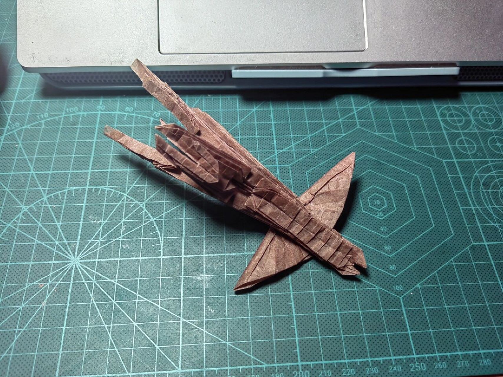 火车上折完的折纸螳螂 设计:今井幸太 折拍:我 用纸:35cm棕色拷贝纸