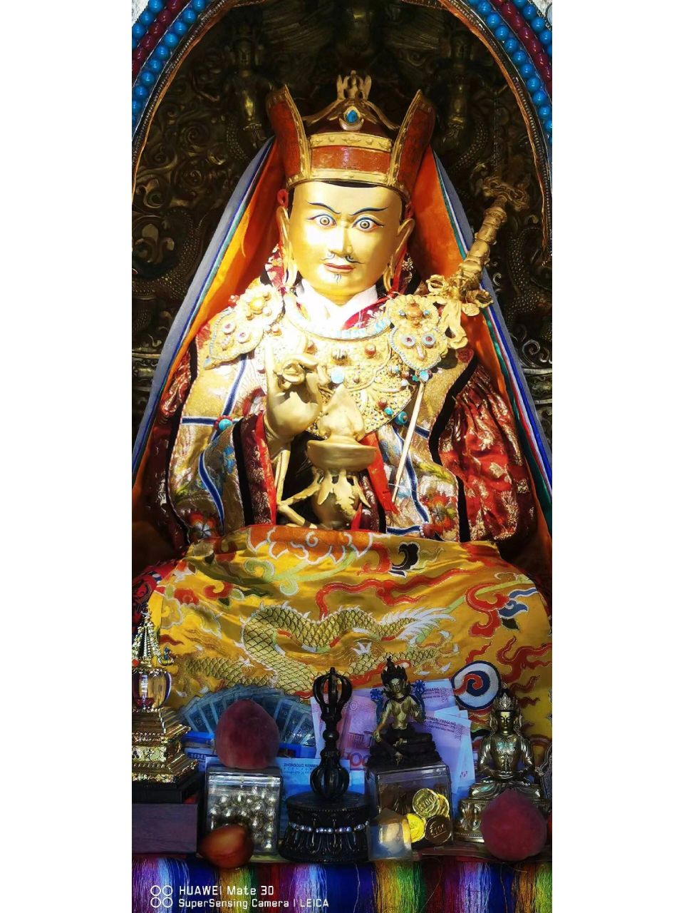 昌珠寺"如我一般"莲师像 昌珠寺中供奉着一尊极具加持的见解脱莲师八