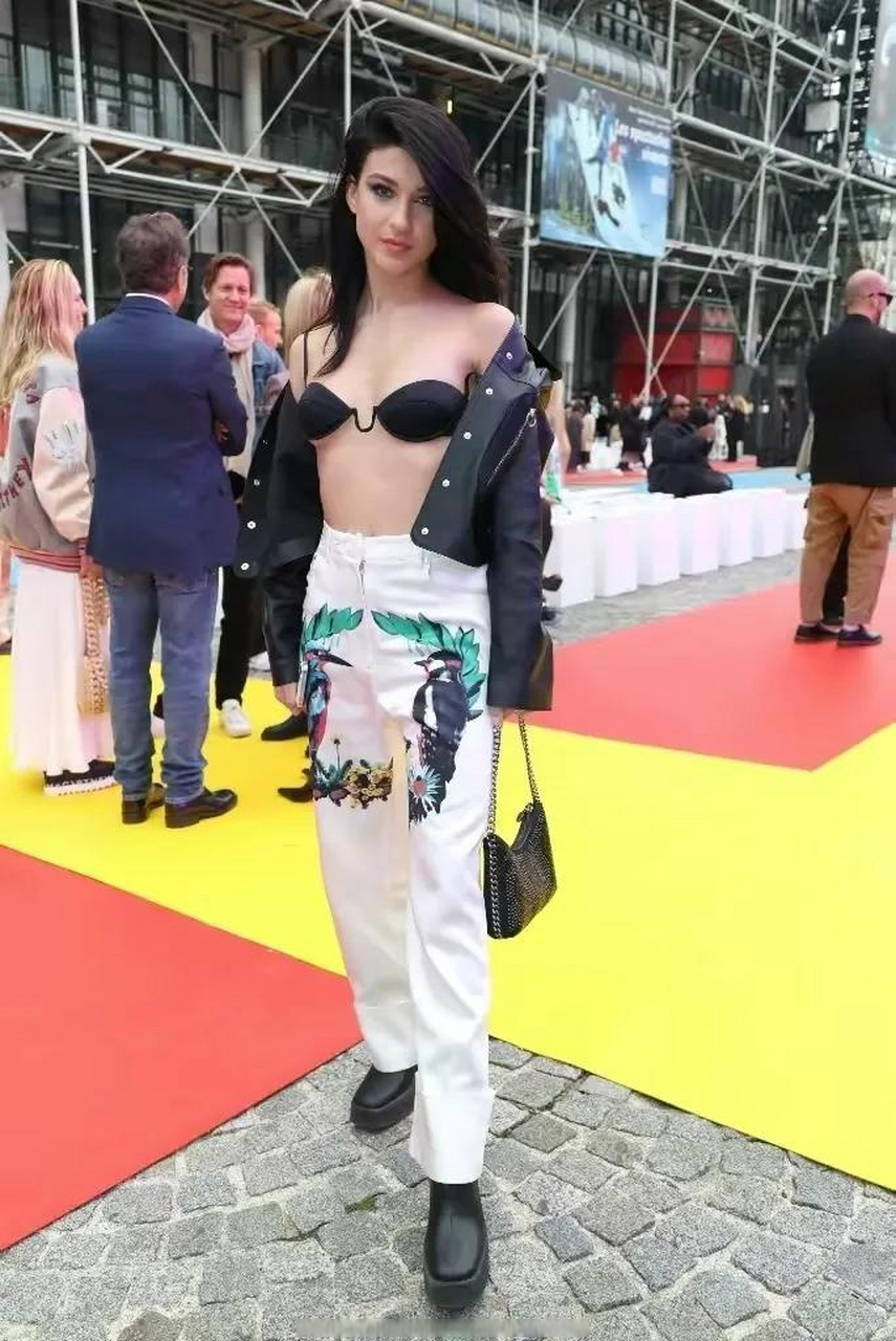 两个闺女一个儿子,但是众所周知,比尔盖茨和梅琳达的婚姻前年闹得沸沸