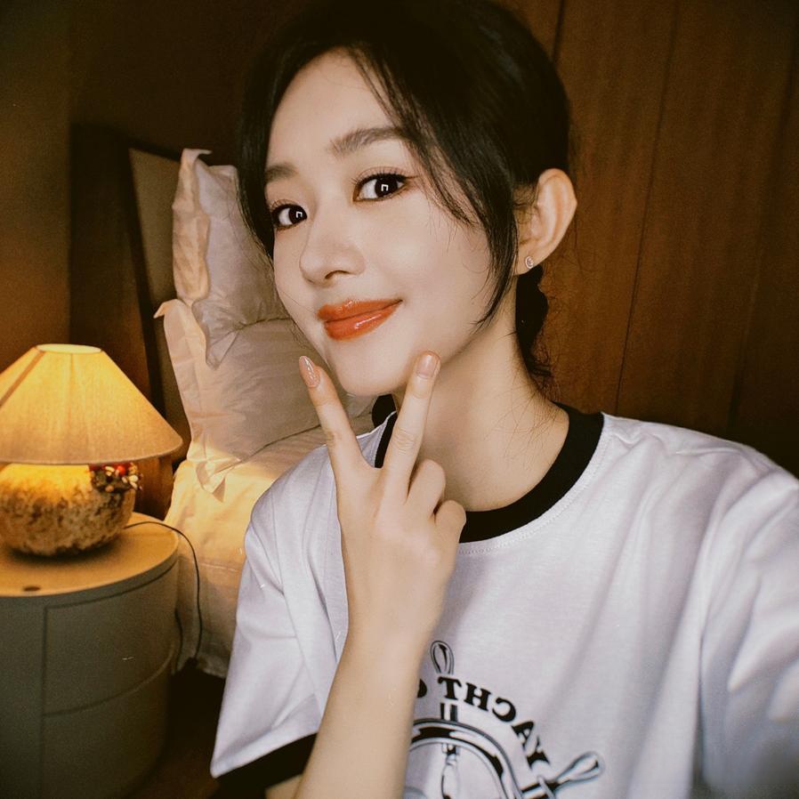 赵丽颖工作室晒出她的自拍照贺中秋,颖宝拍照还是那么喜欢剪刀手呀