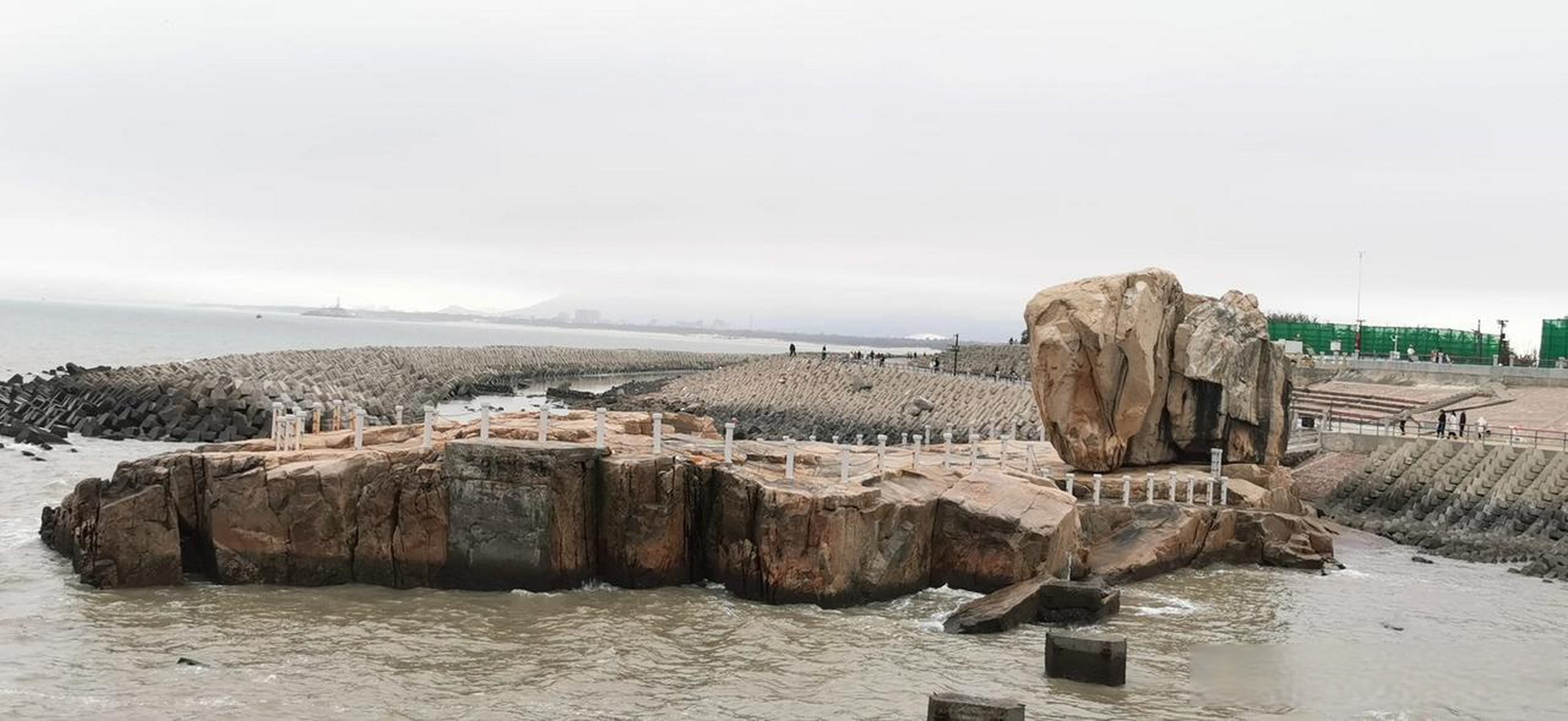 坐地铁六号线到万寿站,c2出口,有公交车,二元车费即可到达.