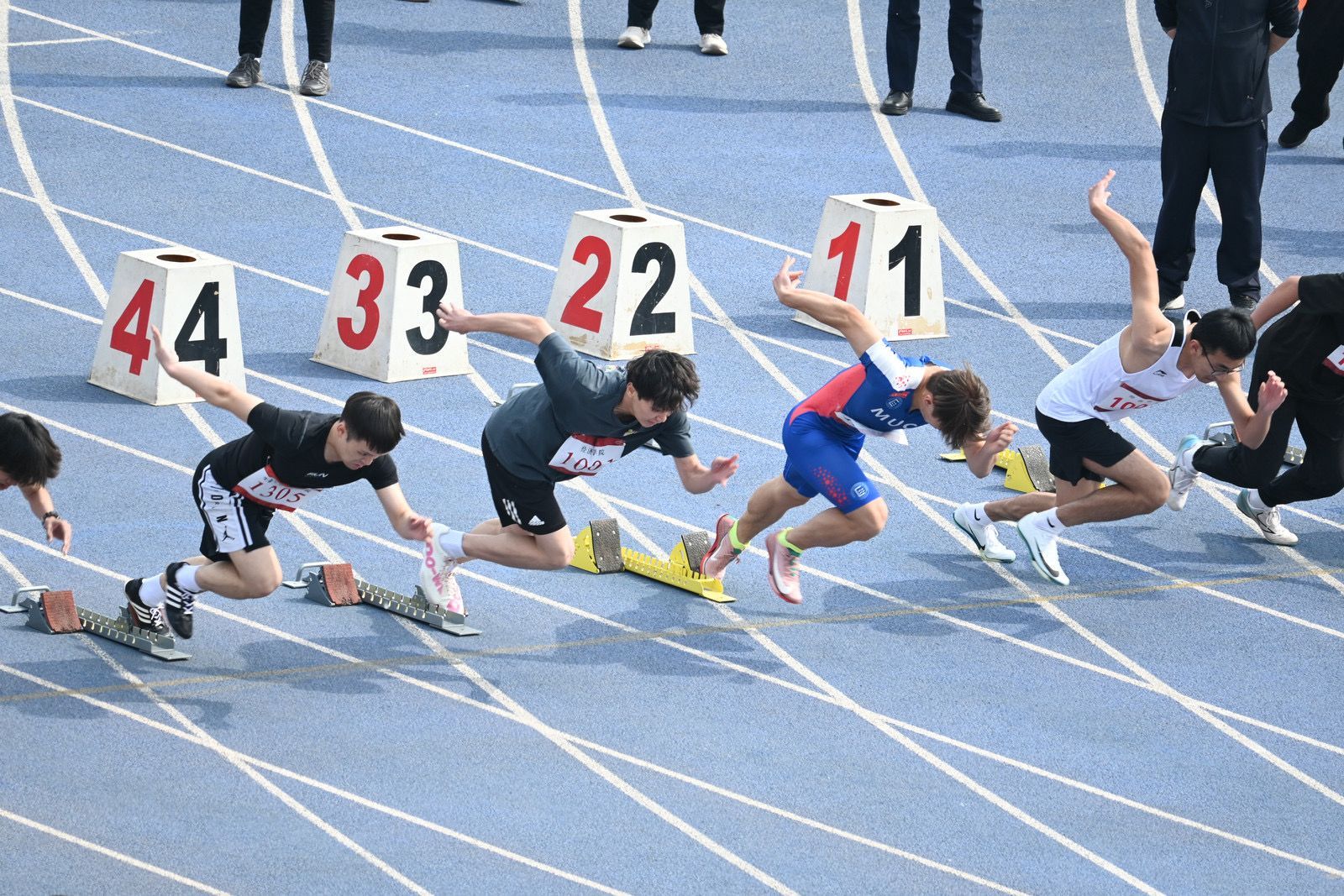 此刻的#中央民族大学第58届田径运动会# 田径场上,呐喊声与加油声交织