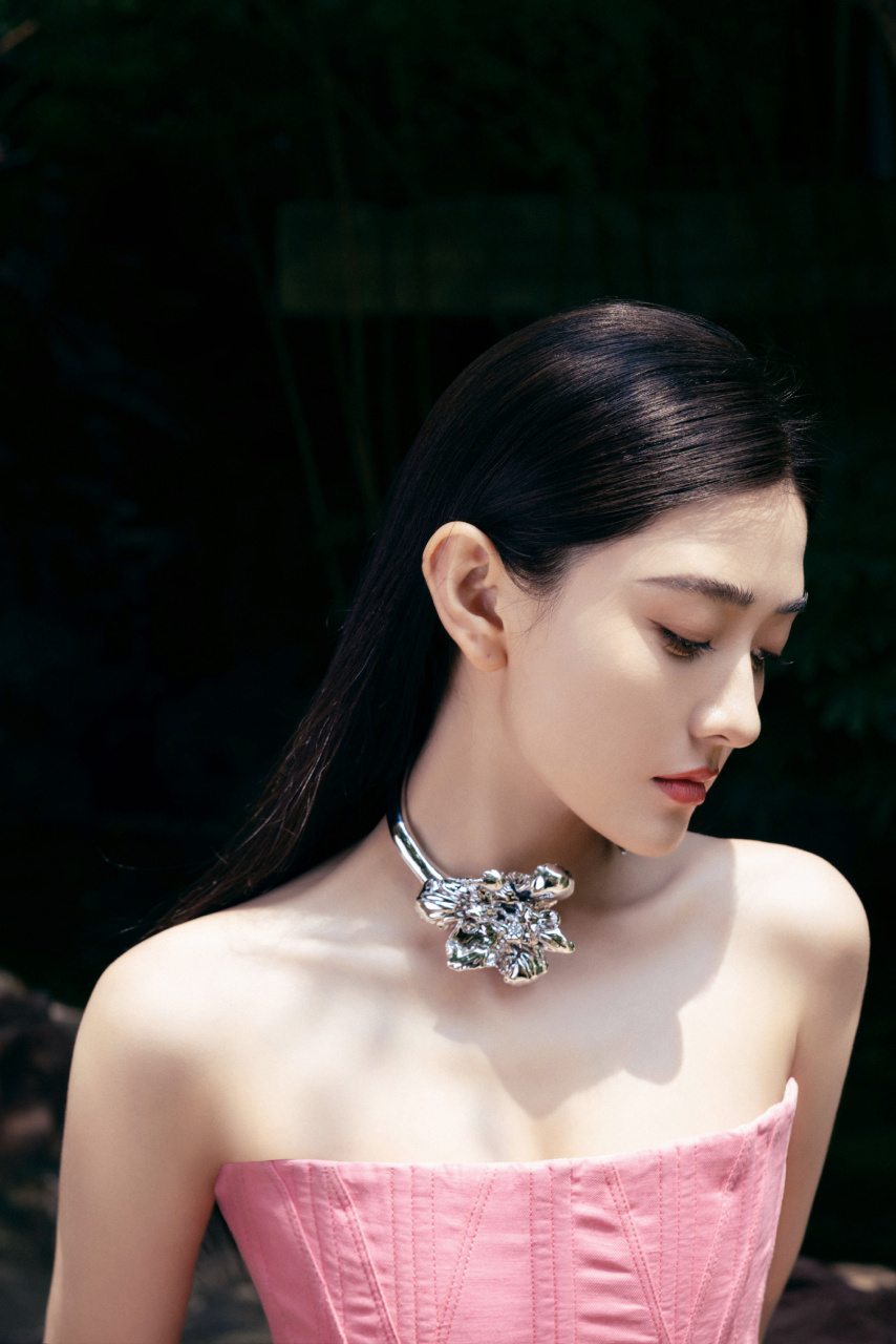 梁洁粉色抹胸裙造型,率性有型,甜酷登场