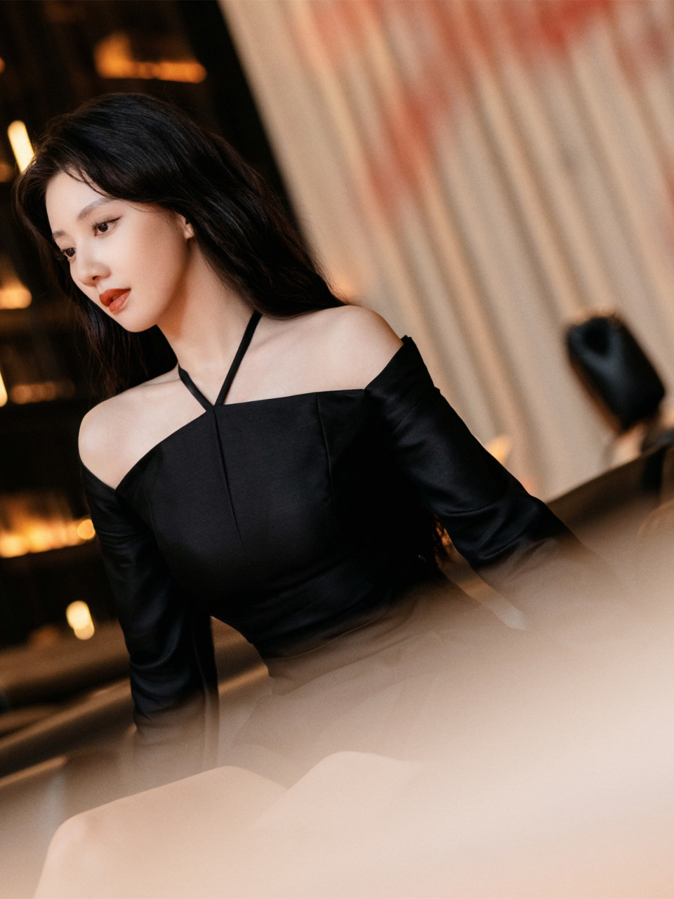 王鹤润秋日甜美写真:一身黑裙穿搭,美腿尽显,明艳且优雅