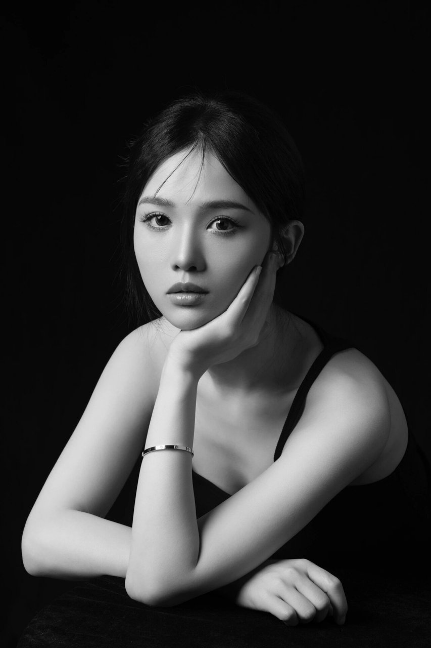 演员资料 摄  影  师:化妆造型:王鑫 出        镜:韩雯倩