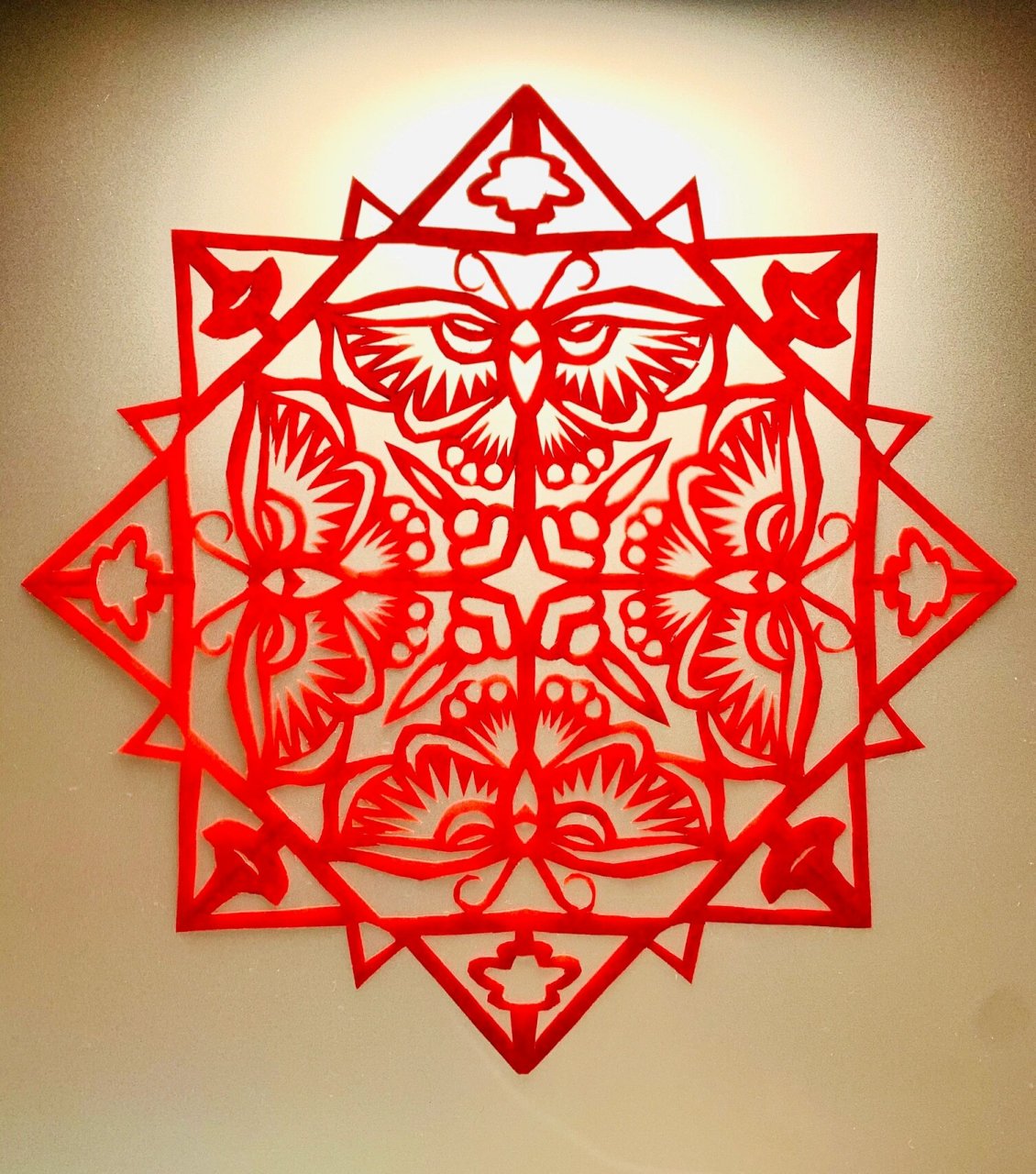 原创剪纸|蝴蝶窗花 教程 四折的折法:正方形纸对角折三次 	 剪蝴蝶