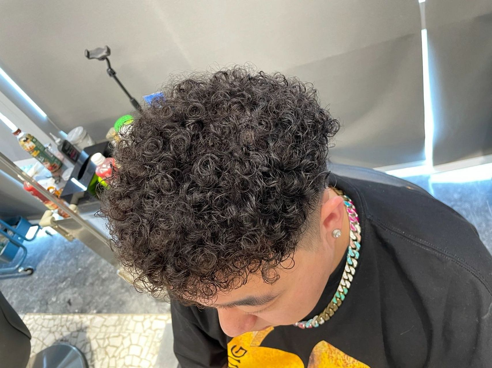 而拉美卷是接近拉丁美洲,更多指印欧混血和黑白混血人种,这种卷更