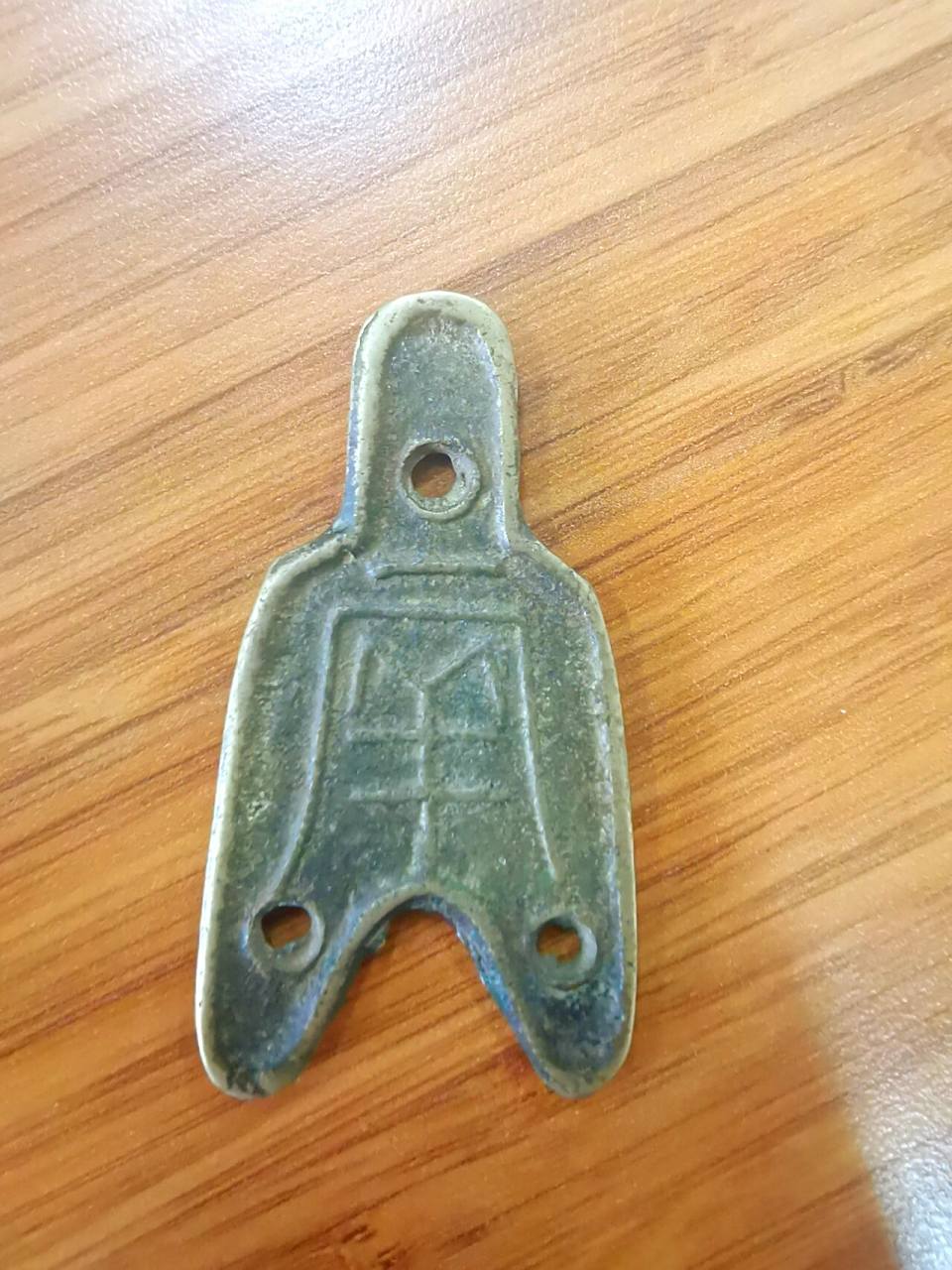 战国钱币赏析 前一种图为三孔布,是布币当中的精品,目前国内仅存数十