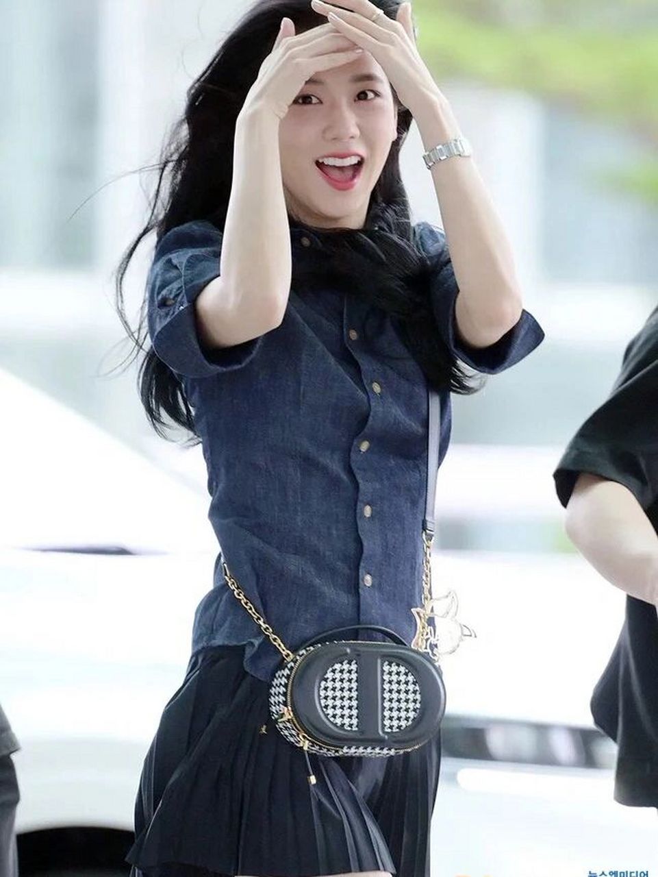 jisoo rose今日机场街拍,都穿了百褶裙!