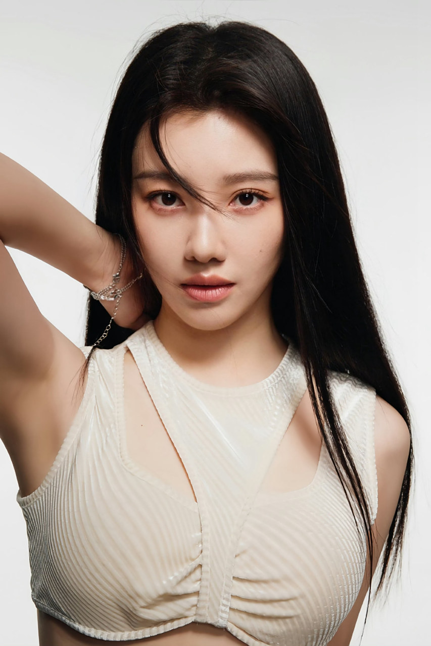 王鹤润写真封面大片,冷酷感满满,这小蛮腰亮了