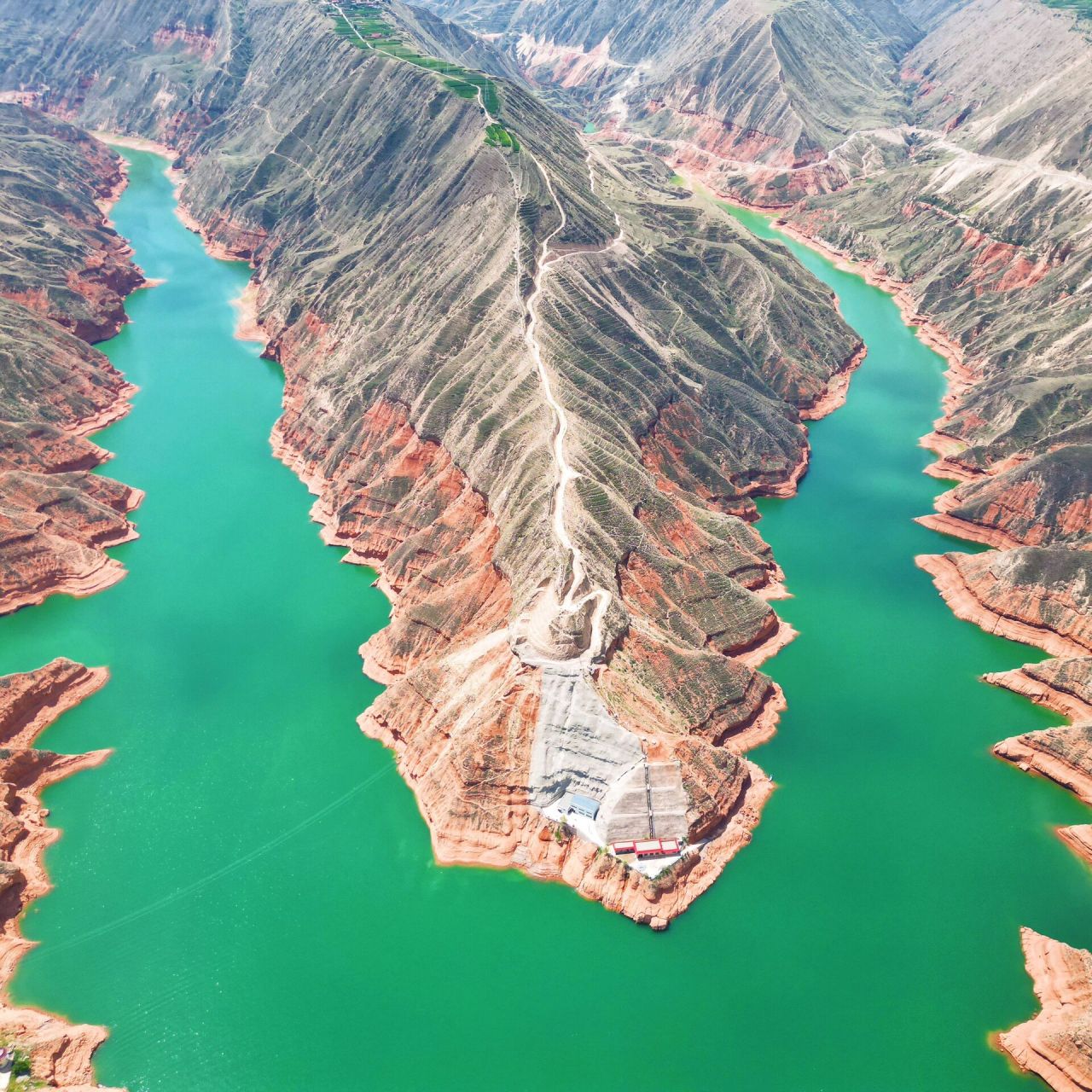 刘家峡水库 刘家峡水库位于黄河上游,位于甘肃临夏永靖县西南1公里处