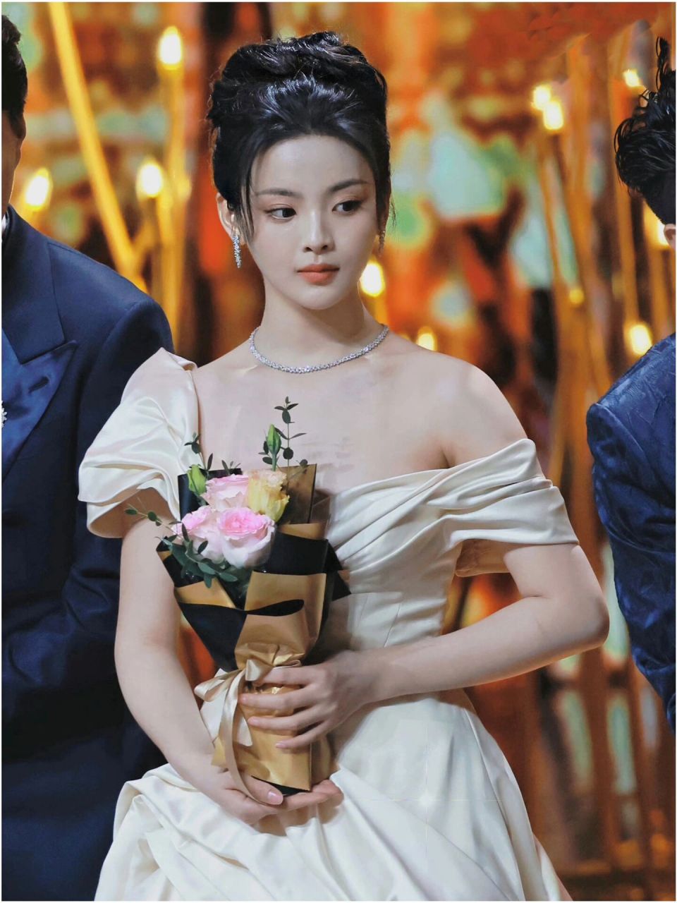 杨超越穿ah bon婚纱啦～妥妥白玫瑰在逃公主 杨超越身穿ah bon