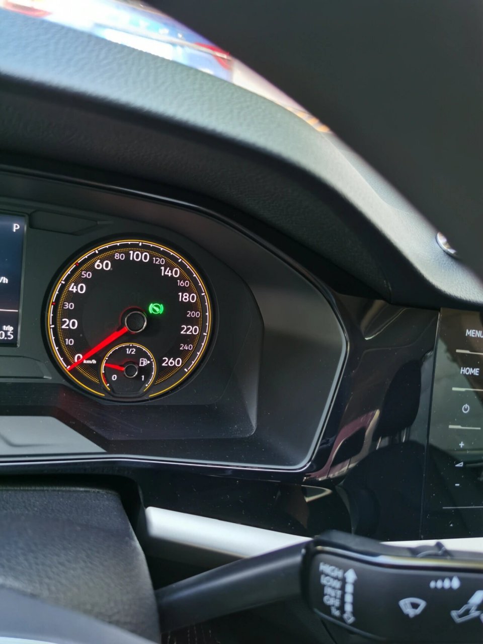 我们怎么能尽快知道一辆车油箱在左边还是右边呢,就是看有仪表盘上面