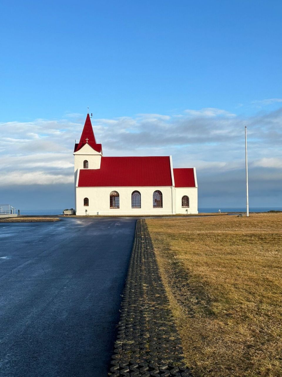 冰岛红顶教堂 位于冰岛斯奈山半岛的ingjaldsholskirkja红色小教堂,很