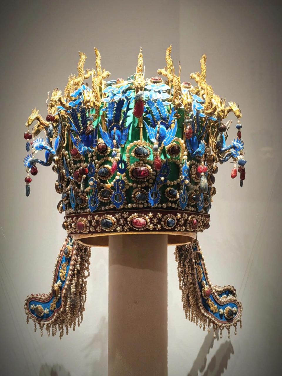 图1,故宫珍宝馆,三龙凤冠 图2,中国国家博物馆,九龙凤冠 九龙凤冠