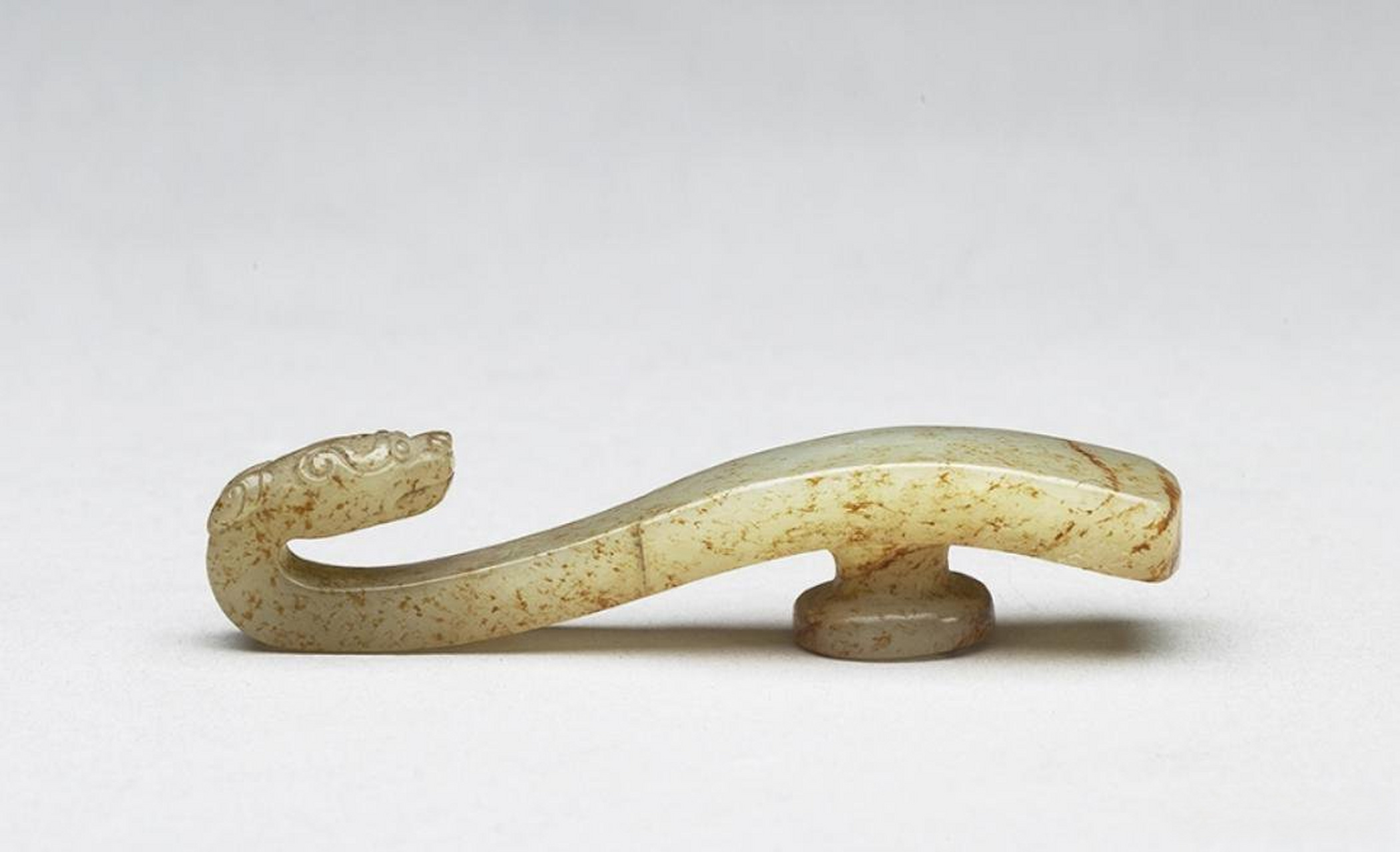 窃钩者诛,窃国者侯,战国时代的玉带钩,这硬朗的线条,力度感拉满!