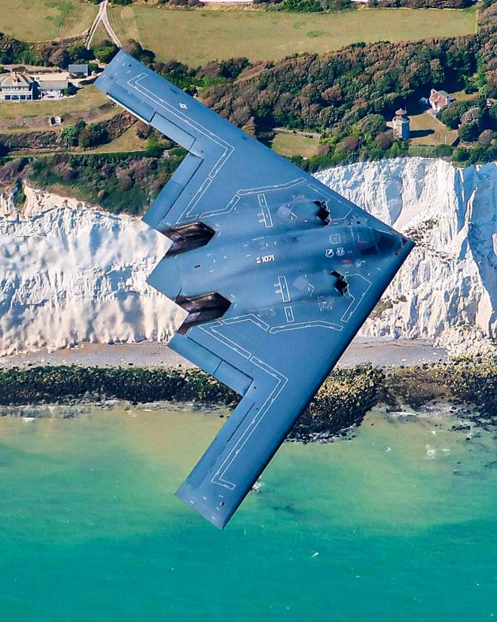 世界唯一在役的隐形轰炸机b2  一架价值24亿美刀   相当于同等重量