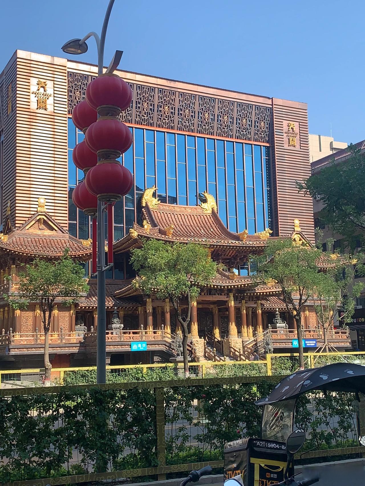 话说这天西安顶级夜店"天阙",一大早突然来了群大爷大妈,手里拿着礼佛