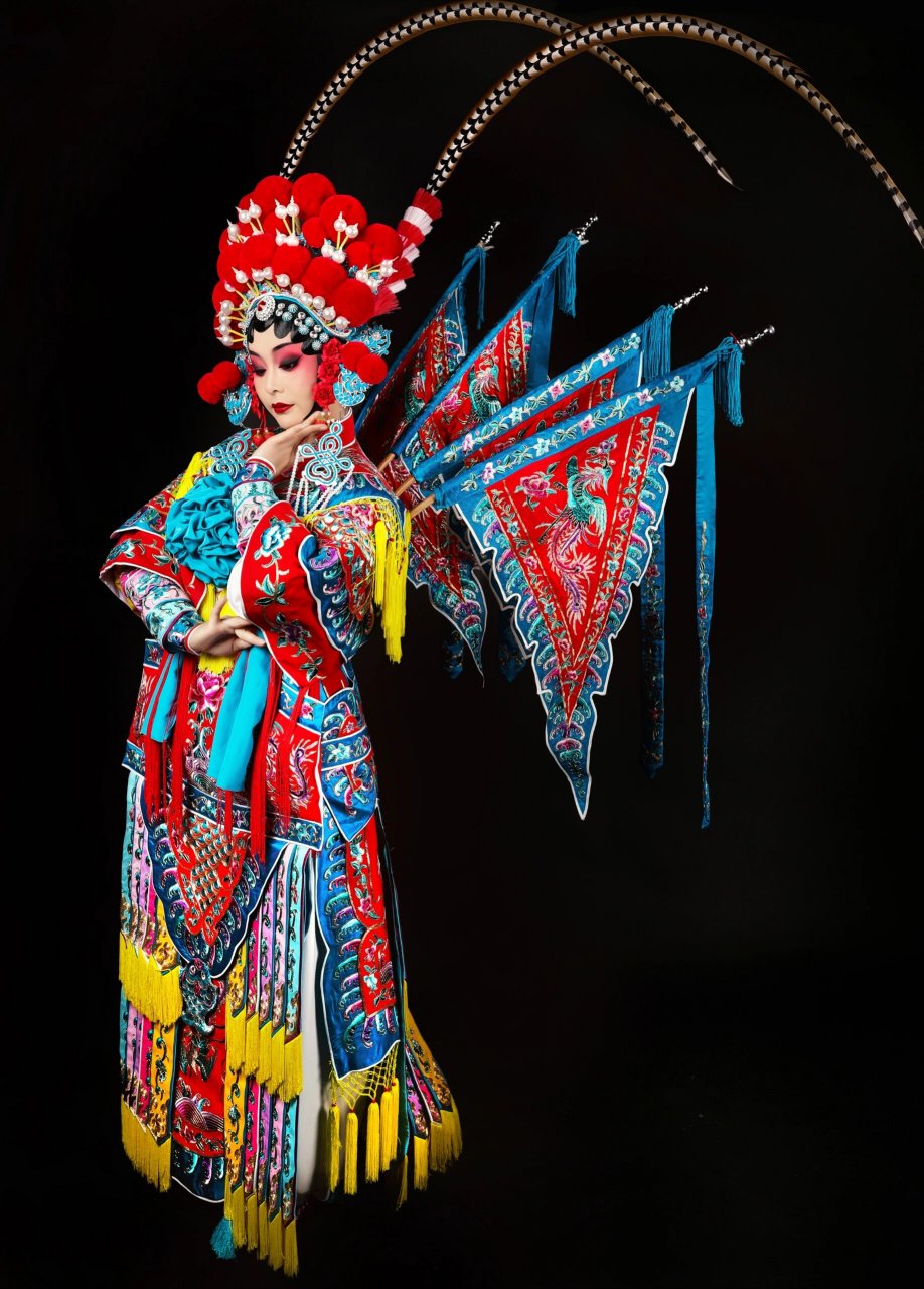 戏曲:穆桂英 红色穆桂英会更亮眼一些,上镜更抬气色,帅气逼人,飒气