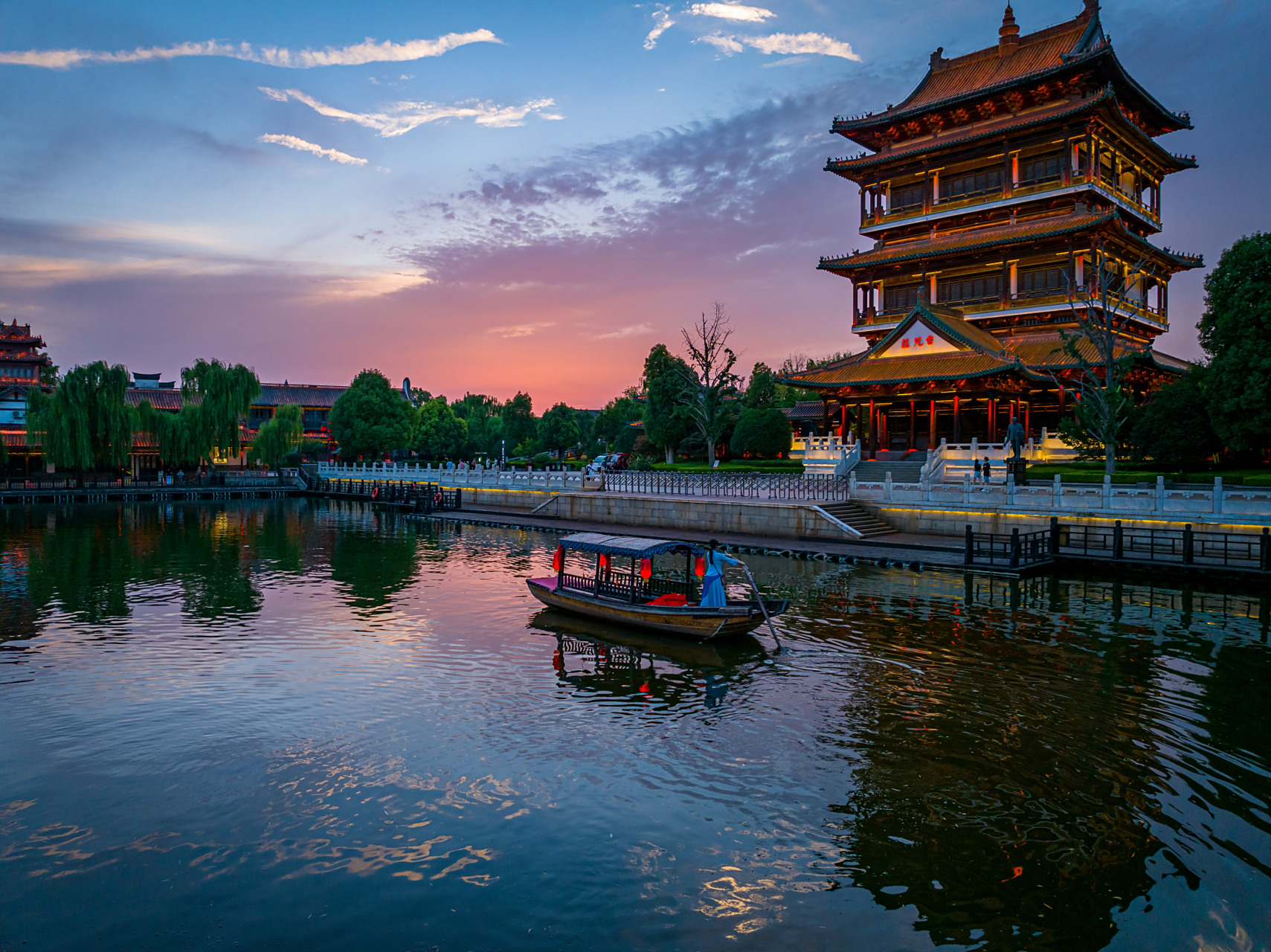 【枣庄台儿庄古城:落日余晖 晚霞美景】盛夏时节,台儿庄古城迎来绚丽