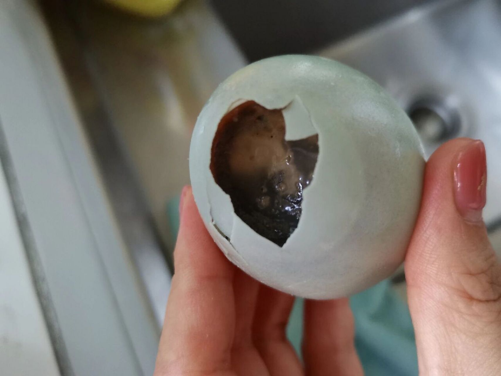 原来坏了的咸鸭蛋真的能把人臭晕啊 冰箱里放了几个不知道多久的咸