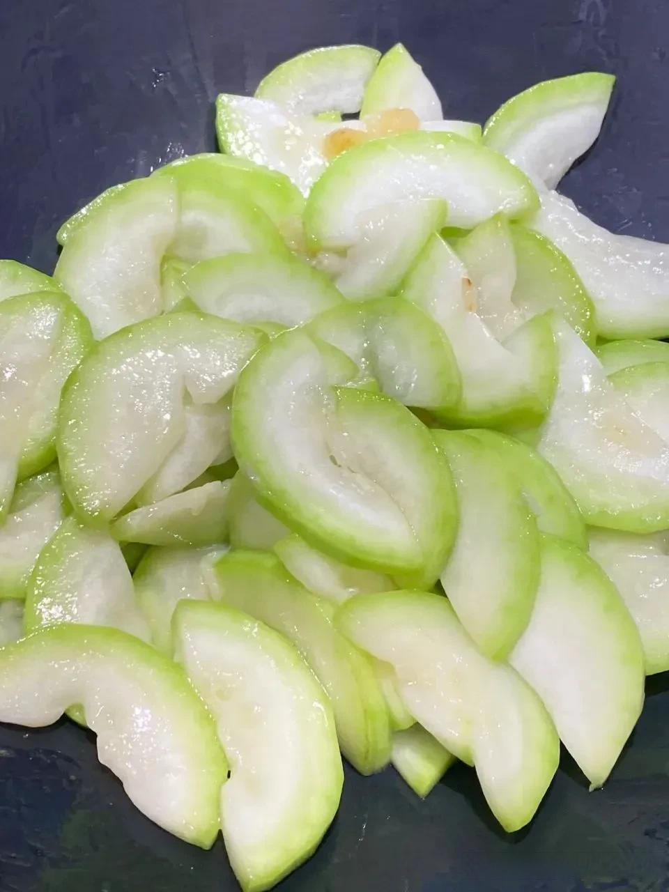 瓠瓜在我们那也叫嫩葫芦,瓠子,蒲瓜,瓢子等,我们一般清炒,炒肉,做汤