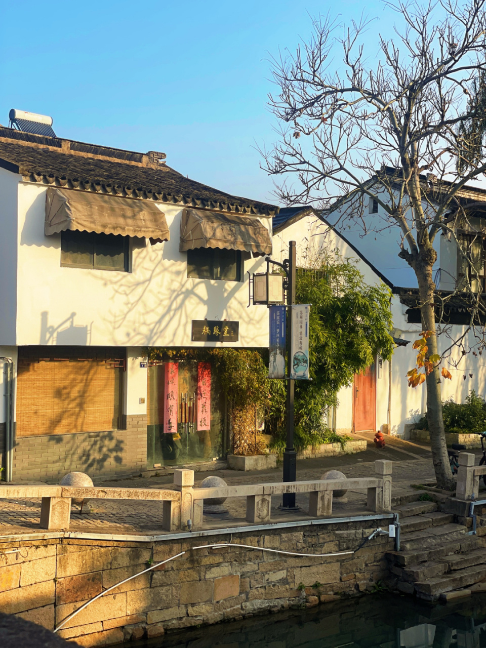 青砖黛瓦白墙,年迈的老人在石板路上来回散步0869♀15来来往往