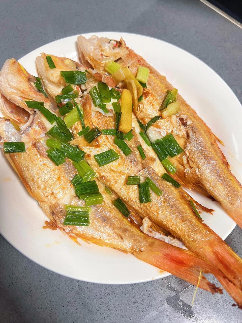 金线鱼,又称红杉鱼,黄线鱼,是一种生活在海洋中的珍贵鱼类.