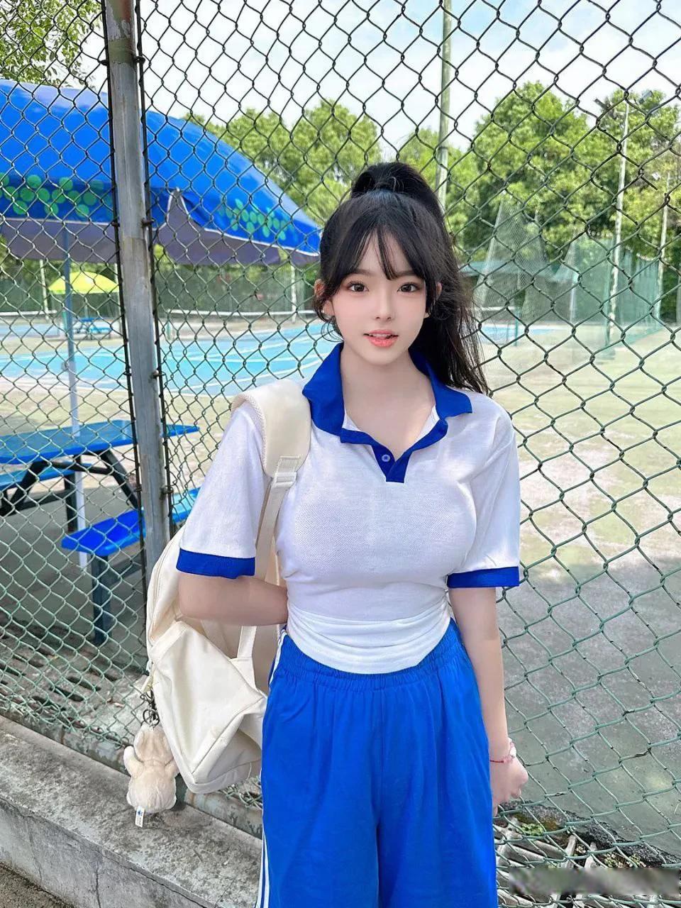 她的皮肤因长期户外运动而呈现出健康的小麦色,在阳光下闪耀着自然的