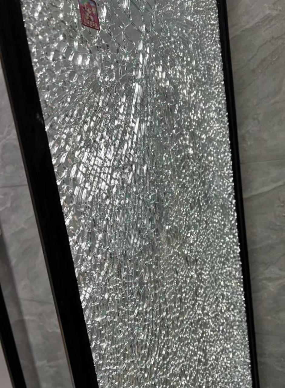 浴室玻璃爆裂伤人!