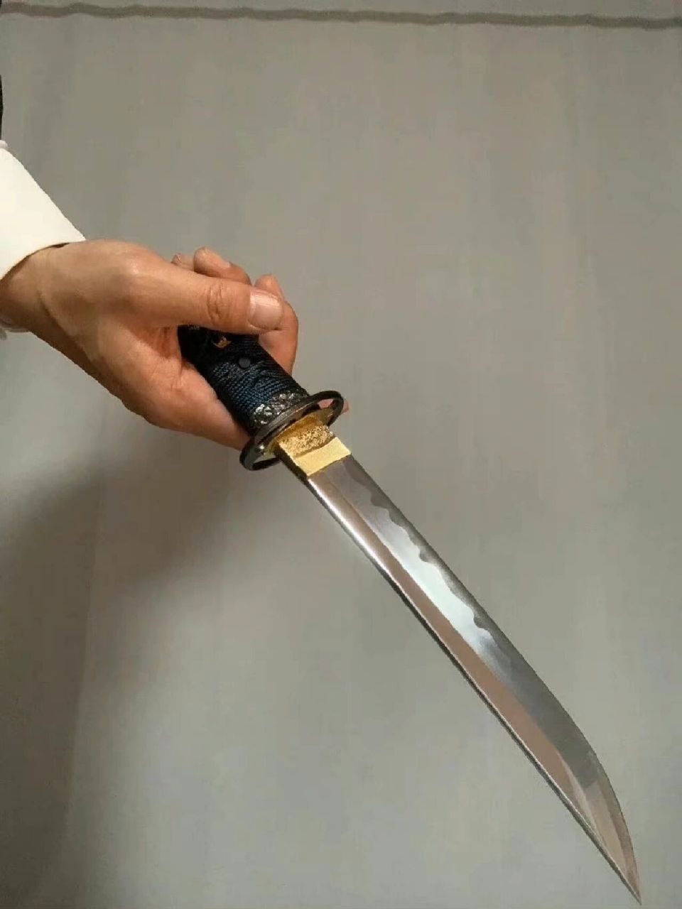 绘画参考 | 手握短刀姿势 帅气的握短刀手势参考 77解锁更多绘画