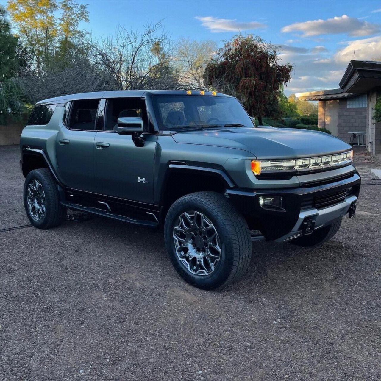 悍马ev要进中国了,美国本土悍马ev售价12万美元,加价30万美元,落地超