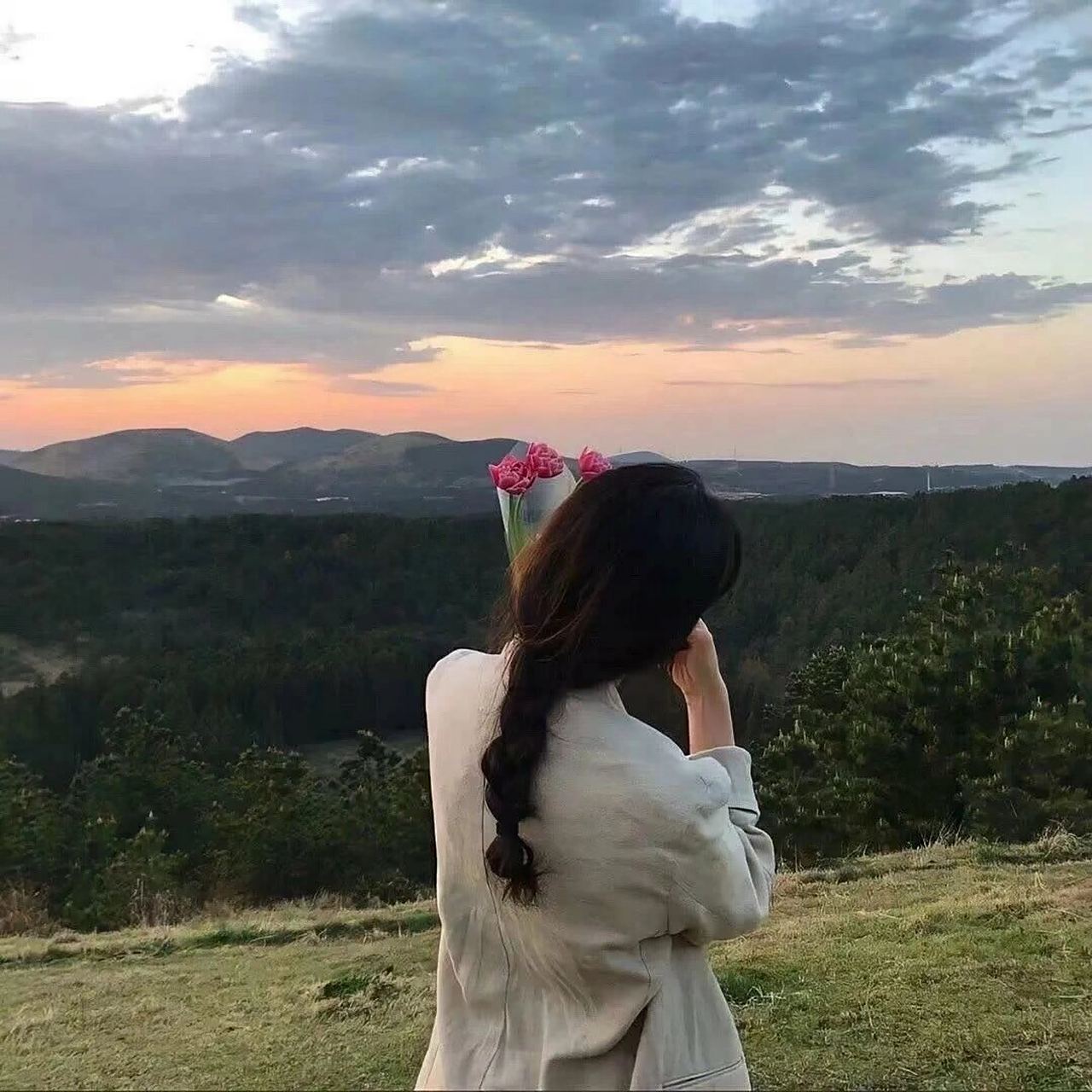 99女生真人背影头像:山川湖海 天地与爱 ⒈风吹又日晒,自由又自在.