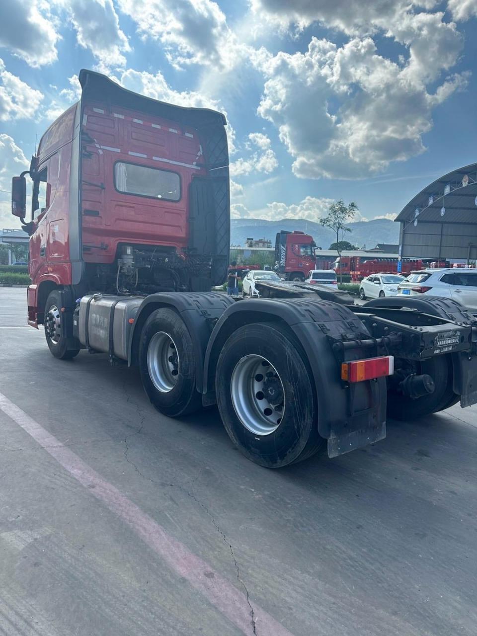 东风天龙旗舰560马力车头,14挡带液力缓速器