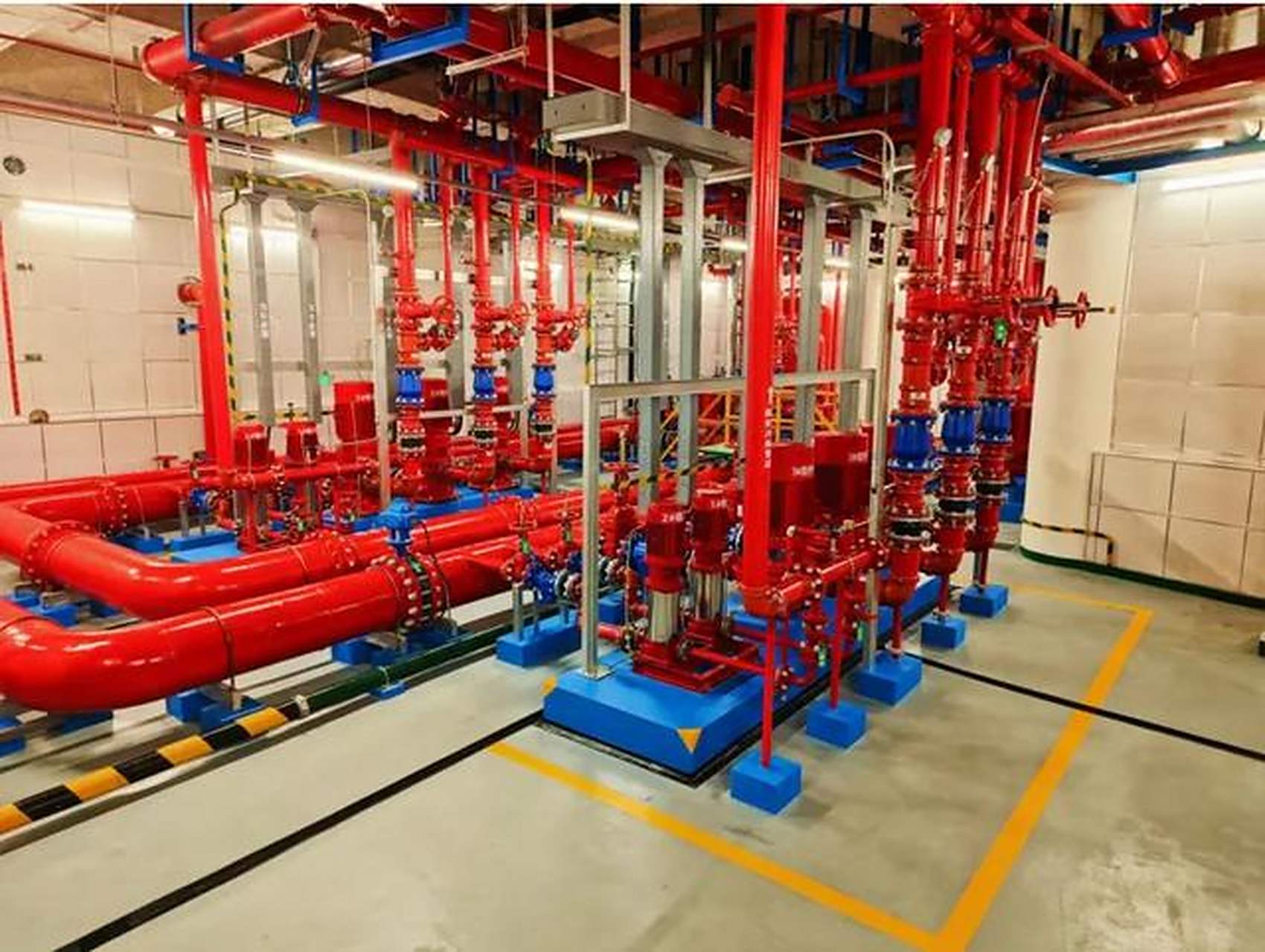 给大家发一张消防水泵房图片 这是国字号施工企业做的 看看它的观感