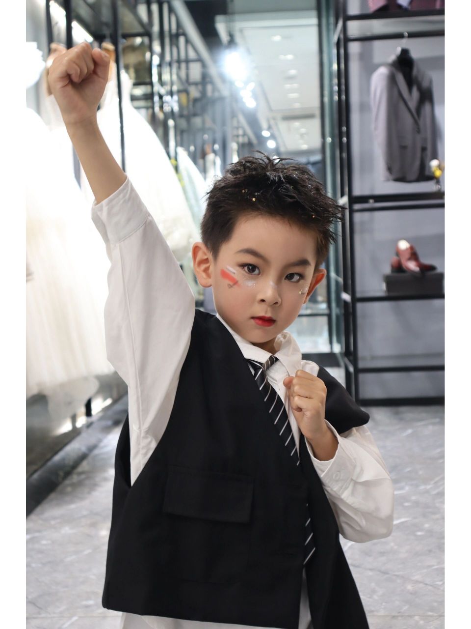 街舞小男孩真帅 第一次化妆,第一次参加比赛!摆个酷酷的pose留个纪念