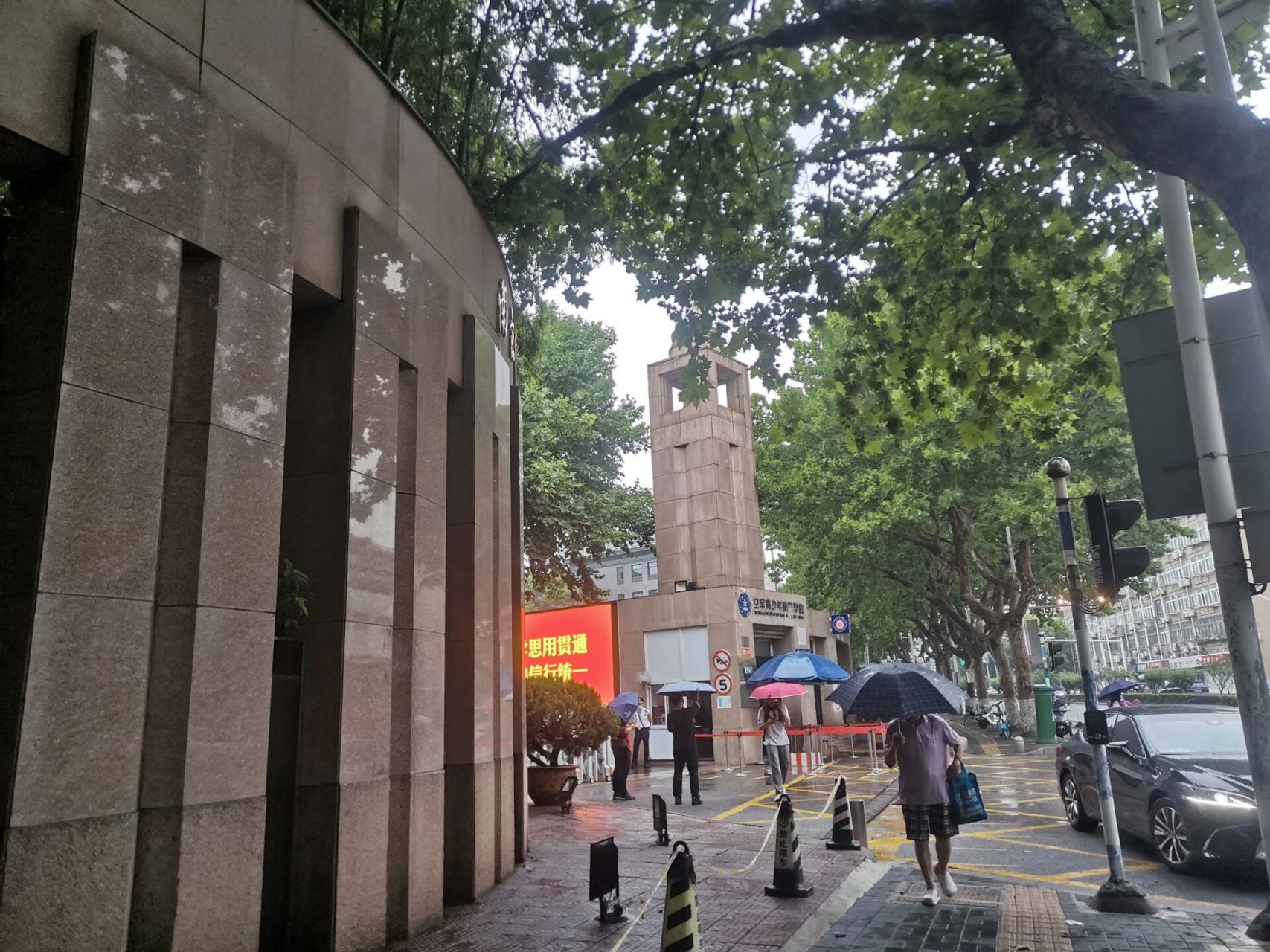 那位大好人能给我一套南京师范中学附属中学的校服啊,太好看了