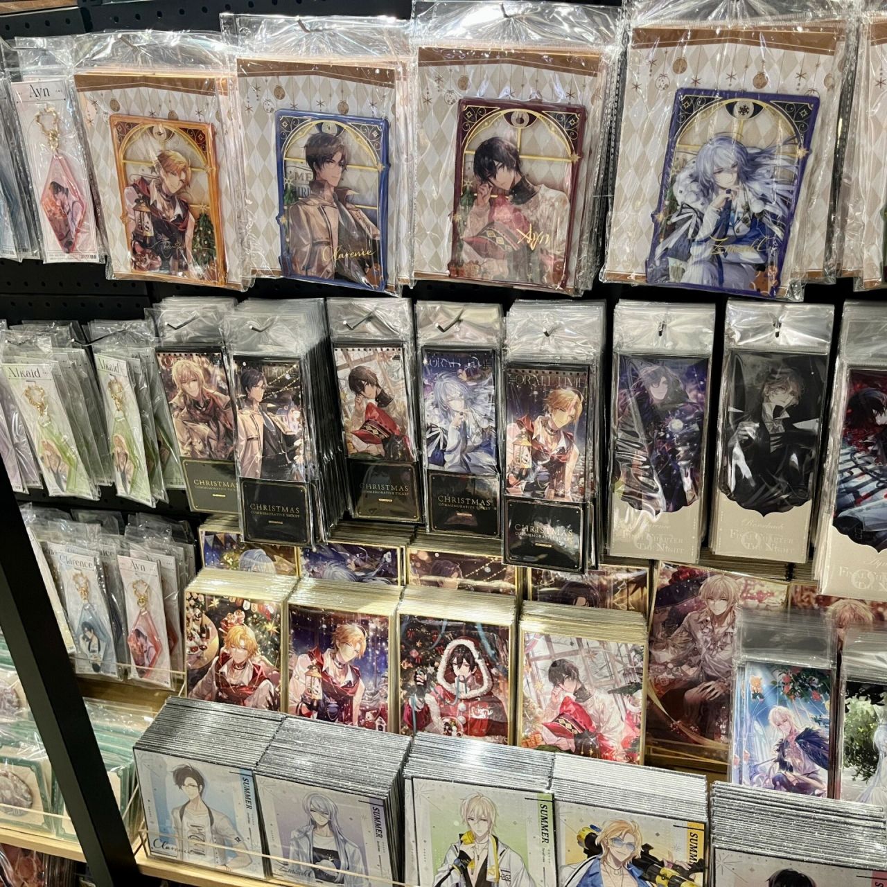 还有一墙恋与的谷子!