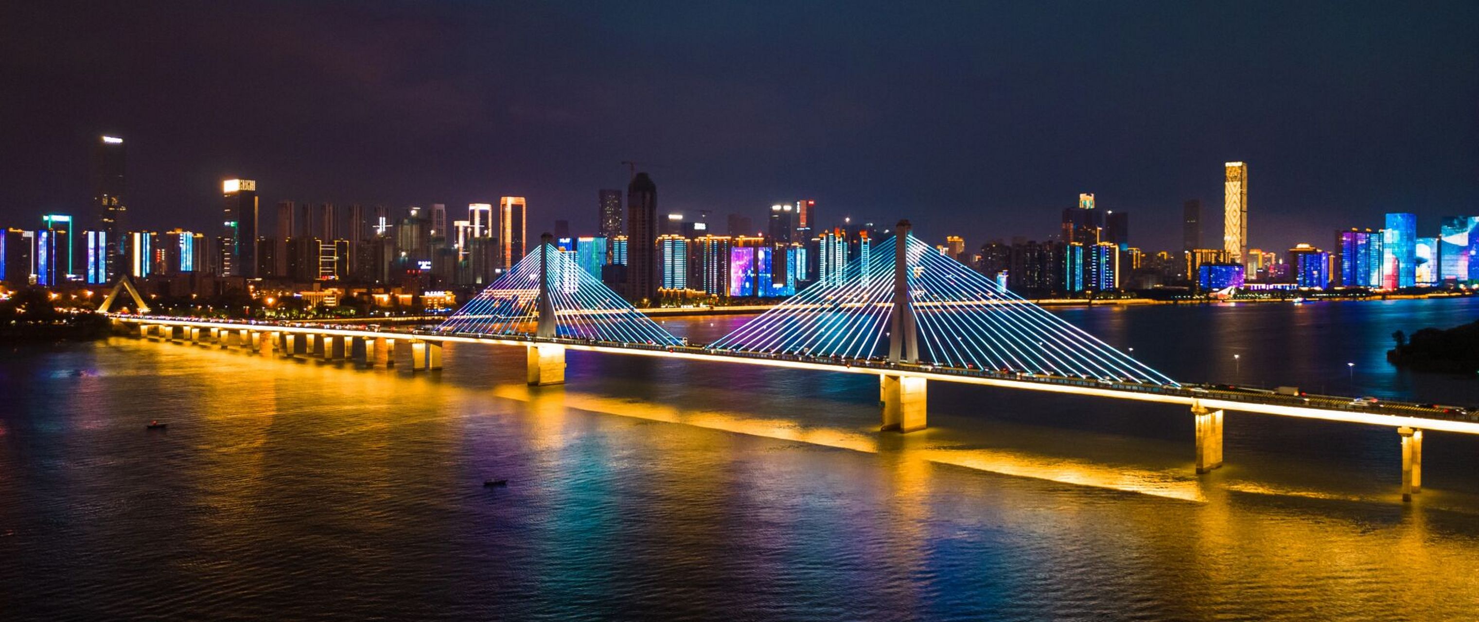 银盆岭大桥 夜晚中的银盆岭大桥五彩斑斓,与河岸的光彩交相辉映