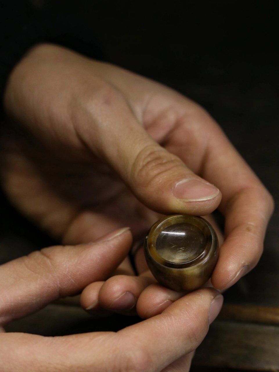 金铃子老牛角虫盒 这件也是收来的一件非常有意思的东西,一个老的牛角