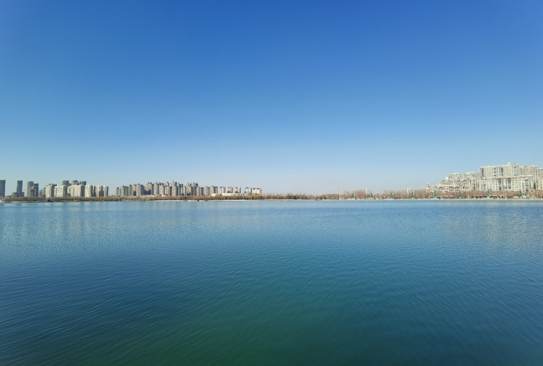 新乡平原新区 —— 凤湖 17号刮了一整天大风,18号终于风停了,天空