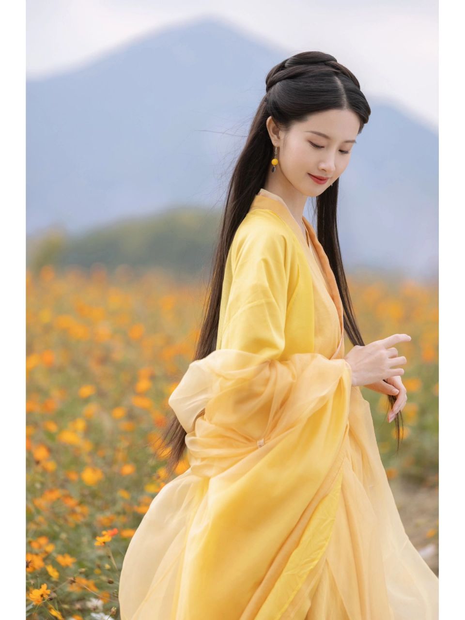 来看看清冷又稚纯的黄衫女 这次是和小愚拍的刘诗诗版黄衫女仿妆 黄色