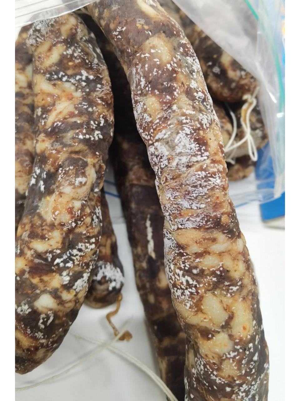 香肠上白色是发霉了吗?