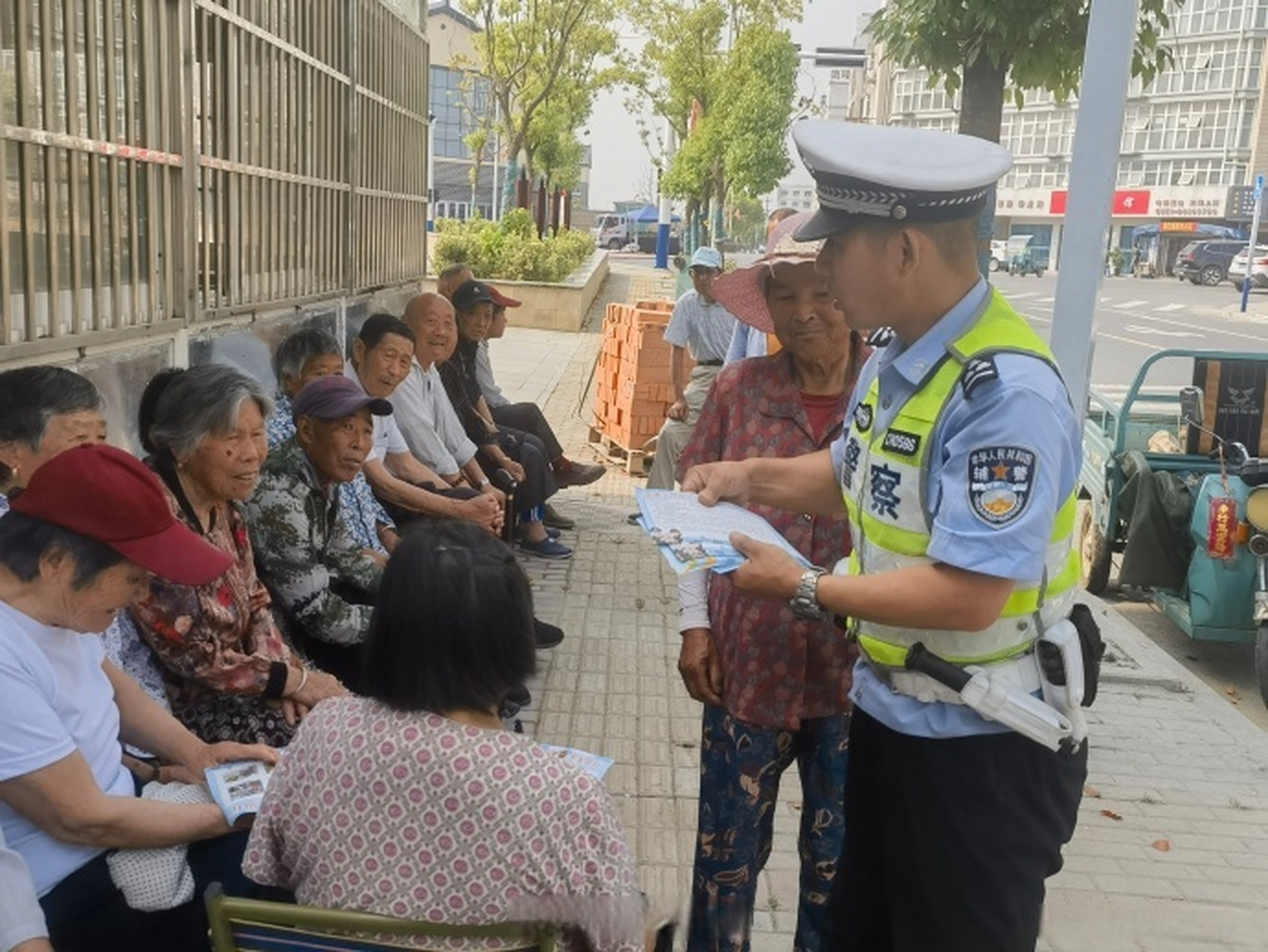 平安建设双提升#【交警入户走访话安全】 5月24日上午,巢湖公安 柘 