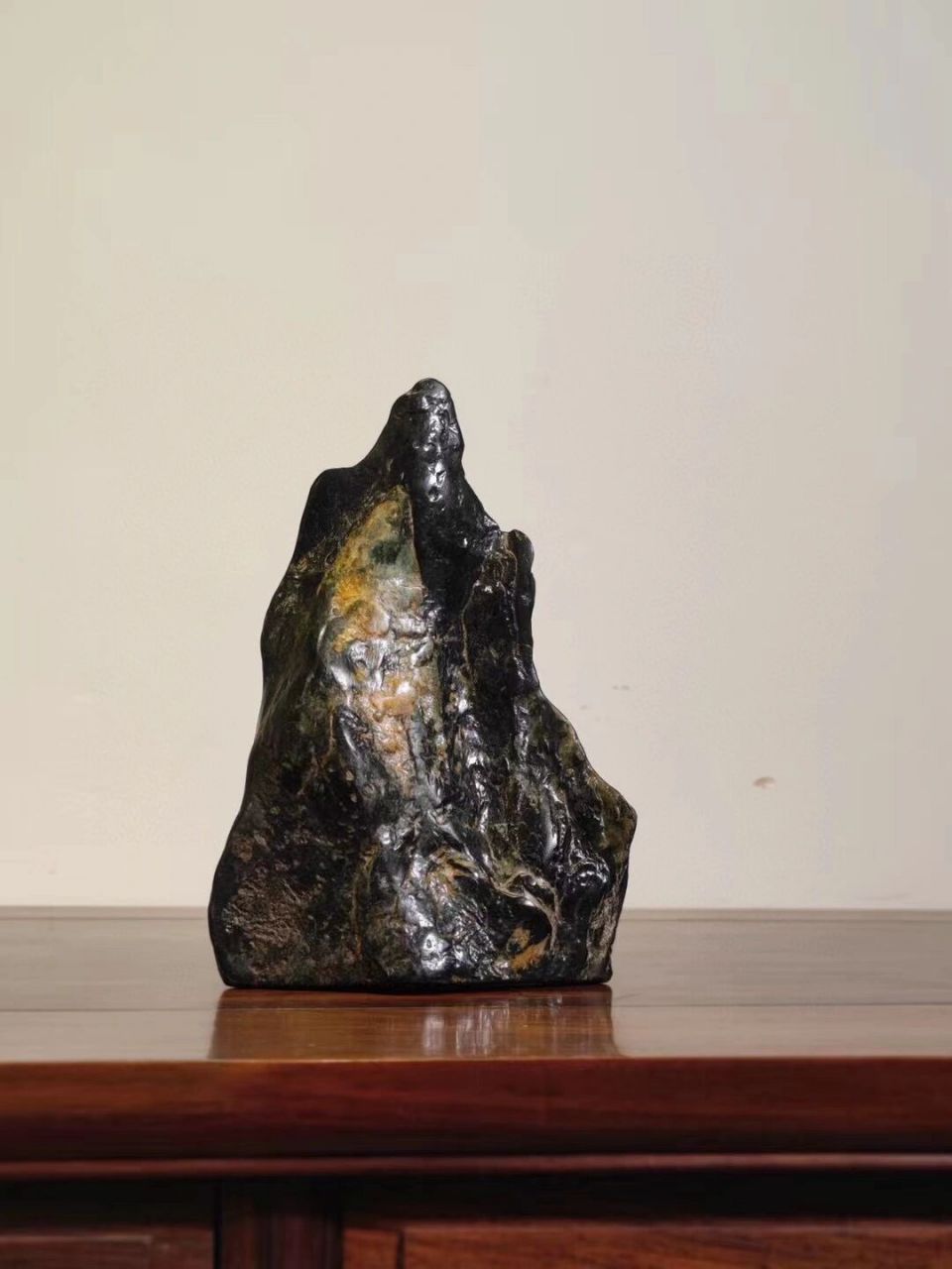 崂山绿石7215 意多渲染不多皴,溪景山容自叠银.