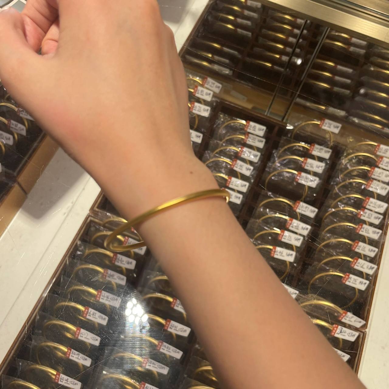 20克左右的黄金手镯 拿下黄金古法手镯 是实心的 上手真的很好看 戴